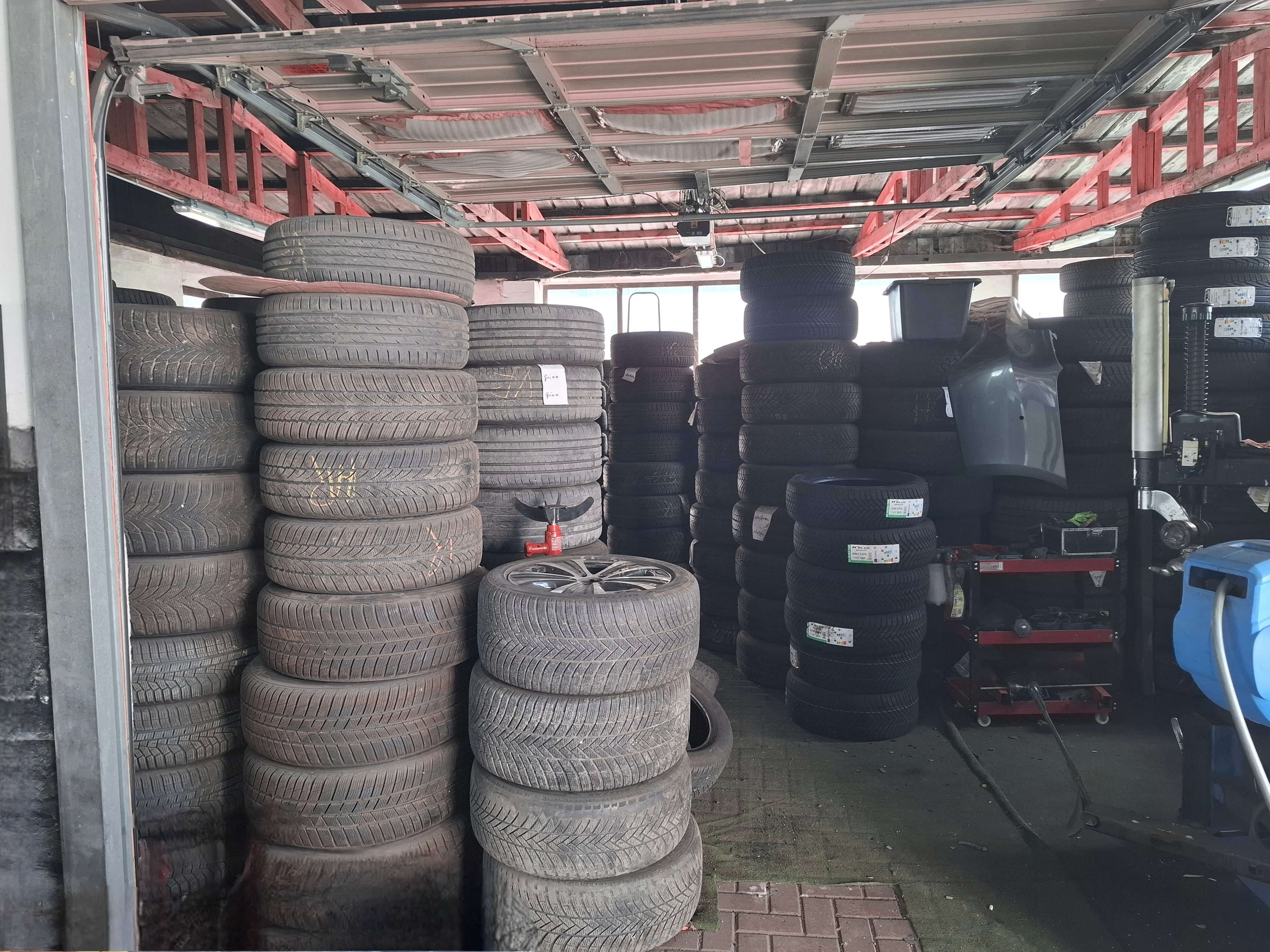 Foto vom kleinem Reifenlager