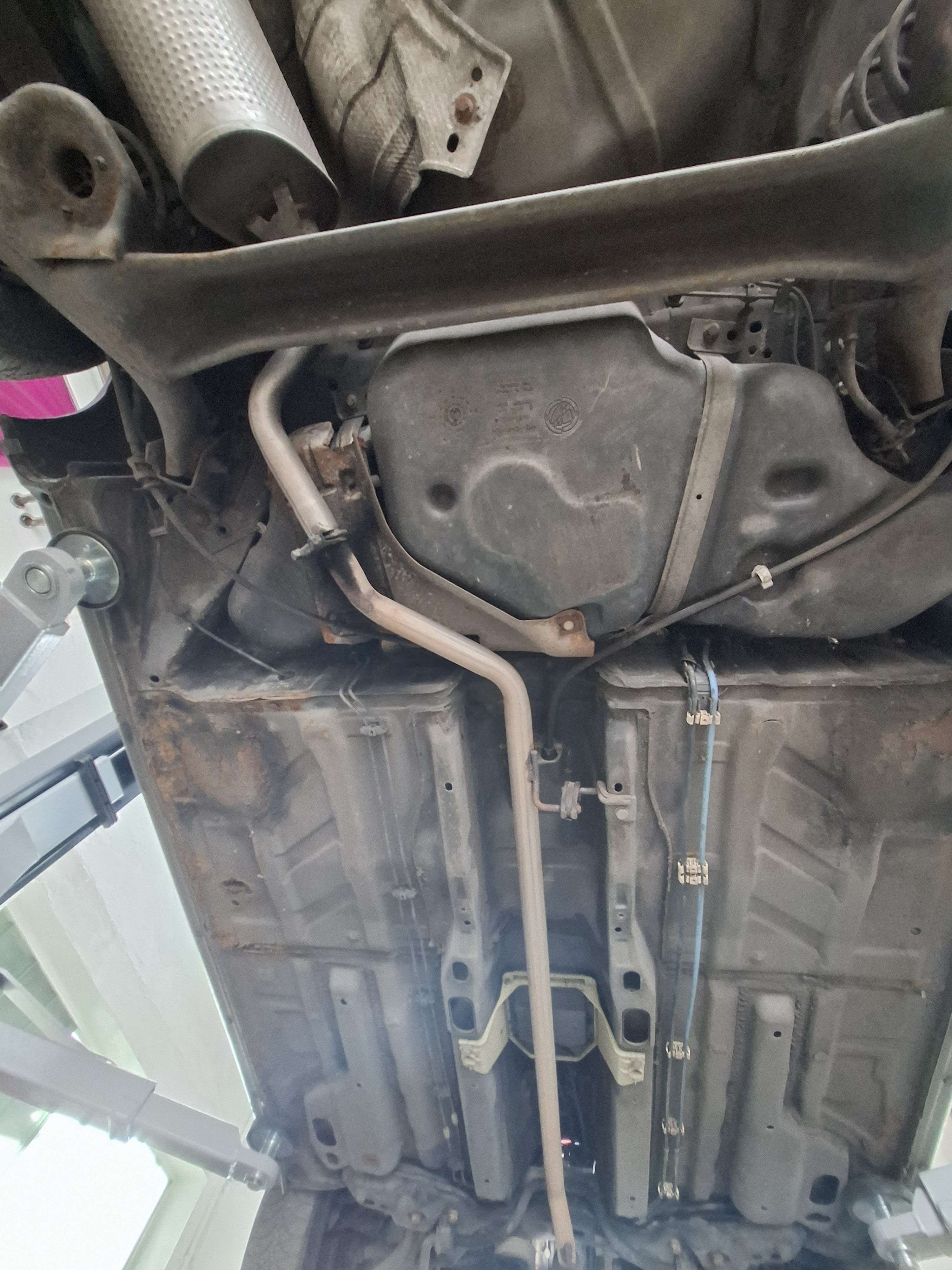 Foto von der Unterseite eines Autos mit starkem Rost